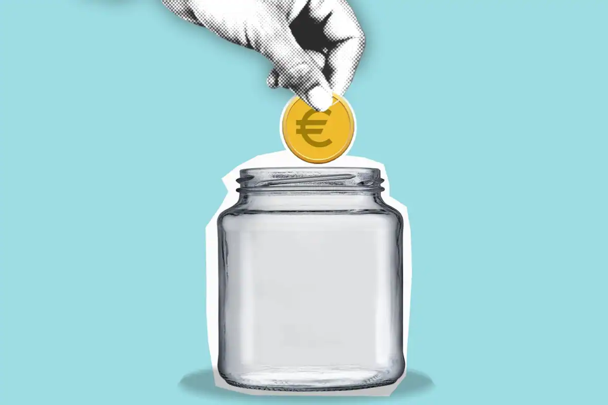 Ilustrație cu o mână care lasă o monedă într-un borcan, pe fond albastru